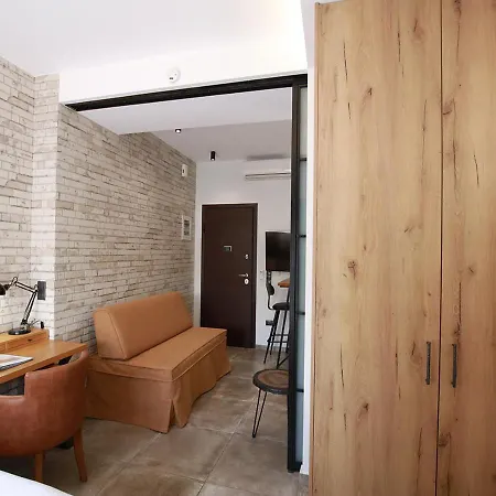 Emily In - Design Awarded Flat Syntagma E3