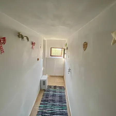20 Mins From Centre, Rural House *