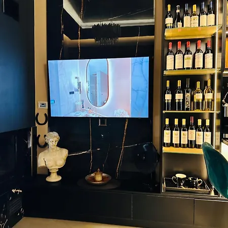 Luxury Designed Penthouse Center Near Metro Jaccuzi Fireplace View Bar Art