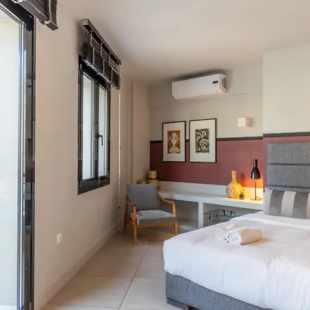 Superb With Rooftop, Perfect For 5 Guests, 85sqm Athens