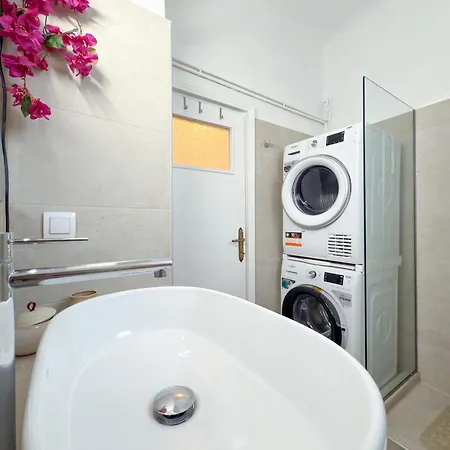 Acropolis View 4 Bedroom Flat *