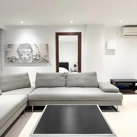 Spacious Athenian 2 Bedroom Next Metro And Museum Athens