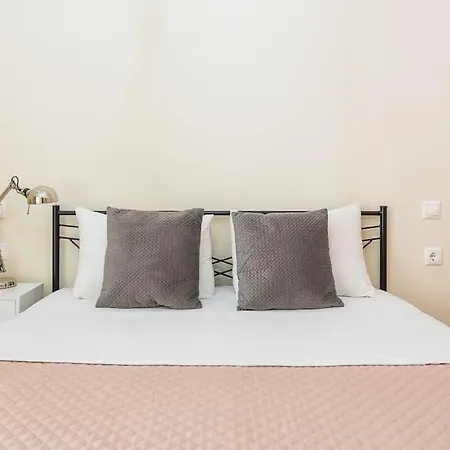 Cozy Near Stavros Niarchos *