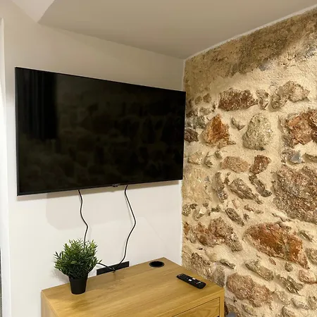 Charming 2br Basement Near Akropolis By Kozy Koala