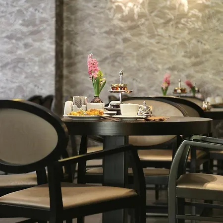 Hotel The Y Atene