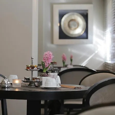 The Y 4* Atene