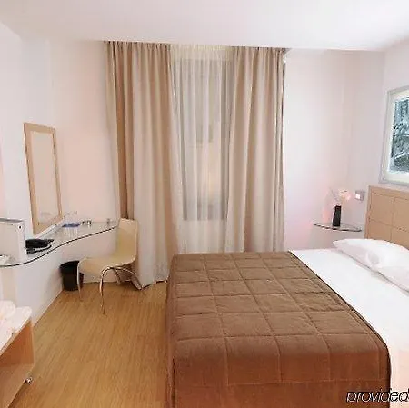Chic 3*
