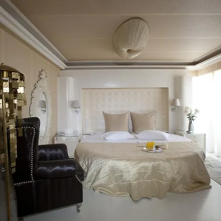 The Crystal Blue Hotel 2*