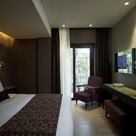 The Y 4* Atene
