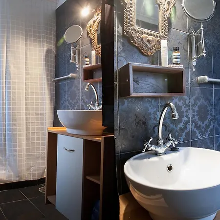 Artistic 2 Bedroom Apt In Centre! La1
