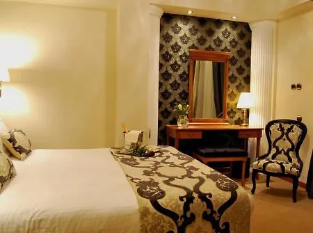 Hotel Ava And