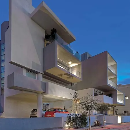 Verde Apartments *