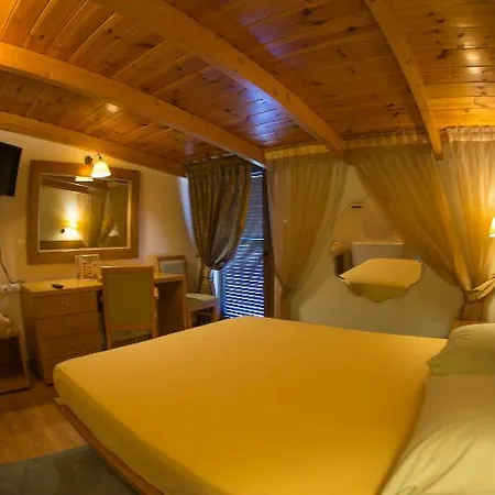 Chris Hotel