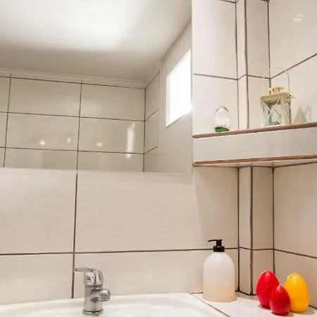 Petaluda House 1 *