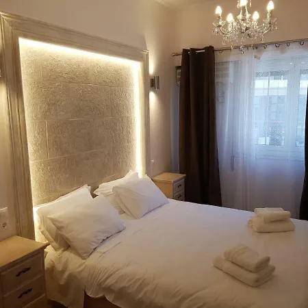 John Beauty 50m2, Metro And Acropolis 5' *