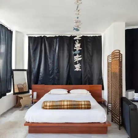 Urban Downtown Studio East Apartment *