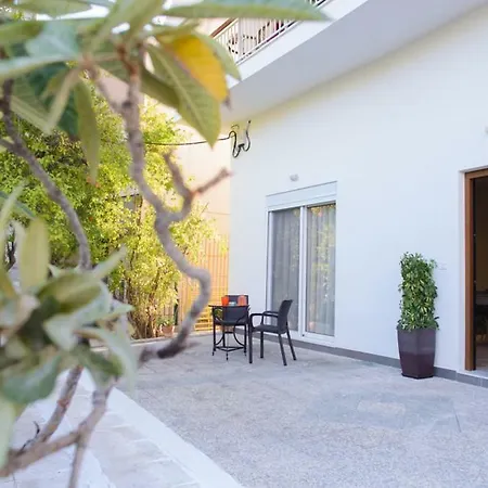 Beautiful House In Alimos Near To The And Metro *