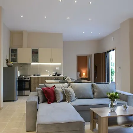 Beautiful House In Alimos Near To The And Metro