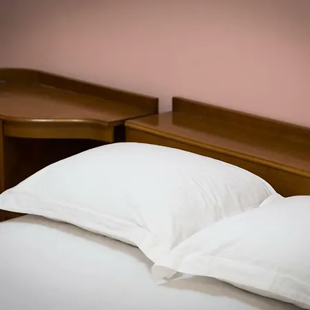 3 Bedrooms Under Acropolis Apartment *