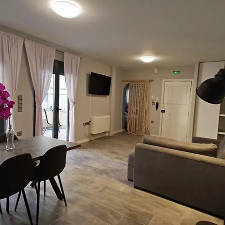 Historic Centre Renovated Apartment *
