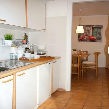 Apartment Comfortable Garden Near Vouliagmeni