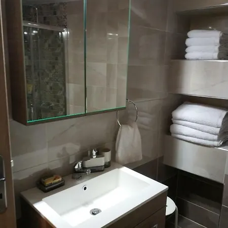 Beautiful House In Alimos Near To The And Metro Apartment *