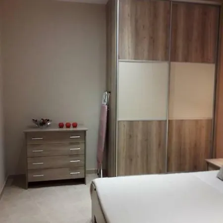 Beautiful House In Alimos Near To The And Metro Apartment