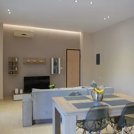 Beautiful House In Alimos Near To The And Metro *