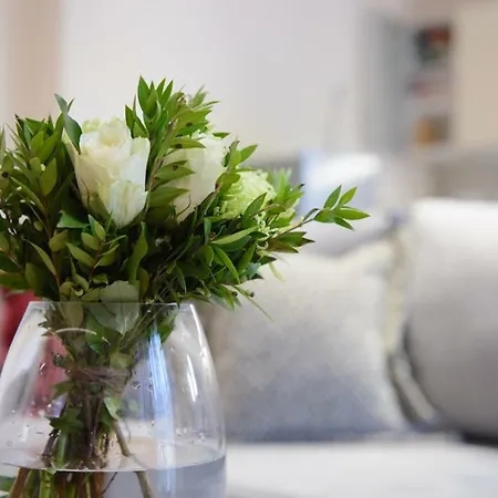 Beautiful House In Alimos Near To The And Metro Apartment *