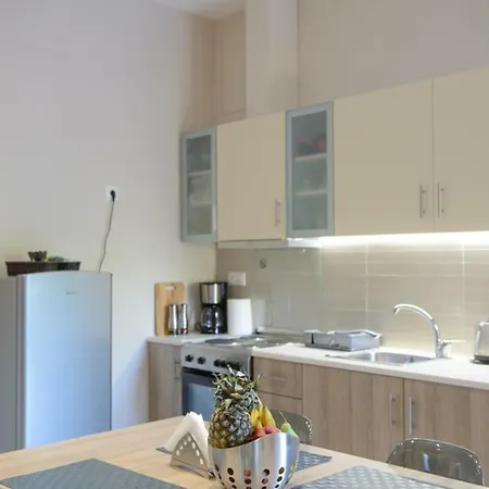 Beautiful House In Alimos Near To The And Metro * Athens