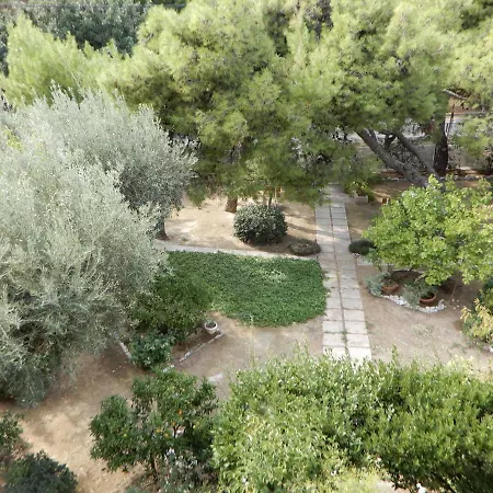 Comfortable Garden Near Vouliagmeni Apartment *