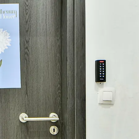 Flowers Of Athens, Boutique With 6-apartments In Central 3*