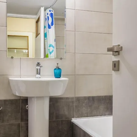 3 Bedrooms Under Acropolis *