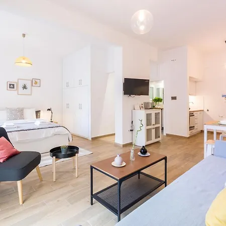 Wide Comfy Centrally Located In Thissio *
