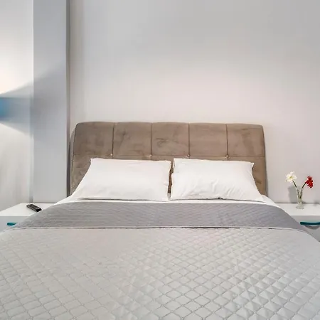 Brand New In The Heart Of The Apartment *