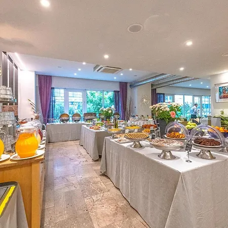 Polis Grand 4* Atény