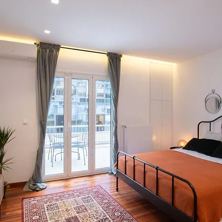 Phaedrus Living: Centre Luxury Flat Mavromichali