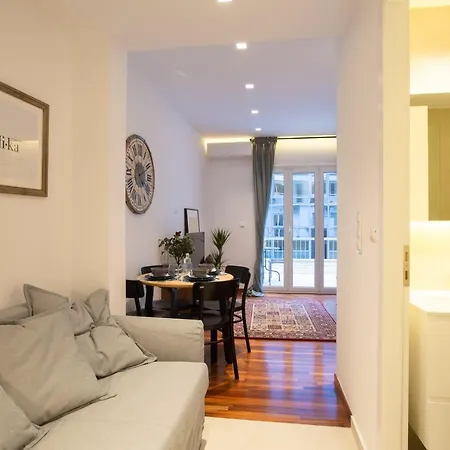 Phaedrus Living: Centre Luxury Flat Mavromichali *
