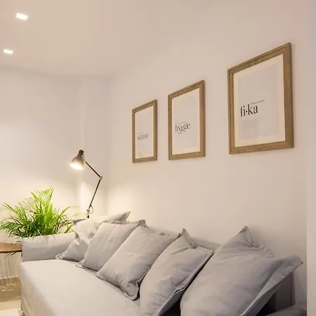 Phaedrus Living: Centre Luxury Flat Mavromichali *