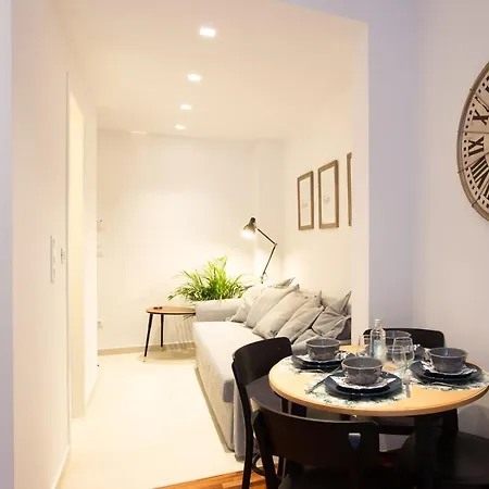 Phaedrus Living: Centre Luxury Flat Mavromichali *