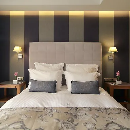 The Y 4* Atene