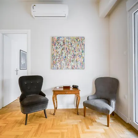 Lovely Sunlit 2 Bedroom 2 Bathroom *