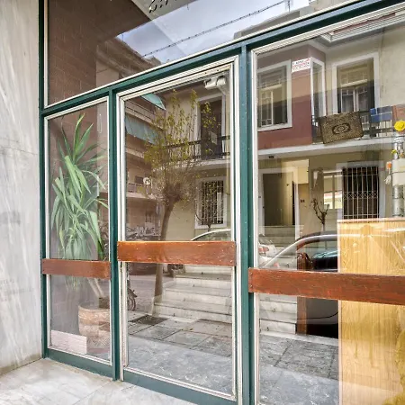 Lovely Sunlit 2 Bedroom 2 Bathroom Apartment *