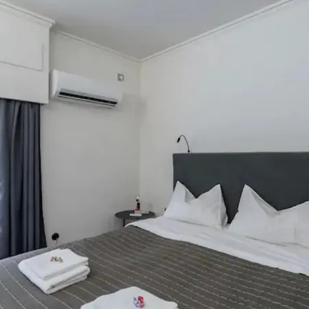 House In House At The Heart Of Exarchia, Extremely 雅典