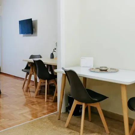 Newly Renovated Athenian With Balcony *