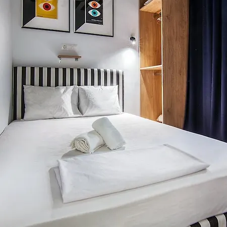 Modern And Stylish Renovated Flat, Next To Metro 3*