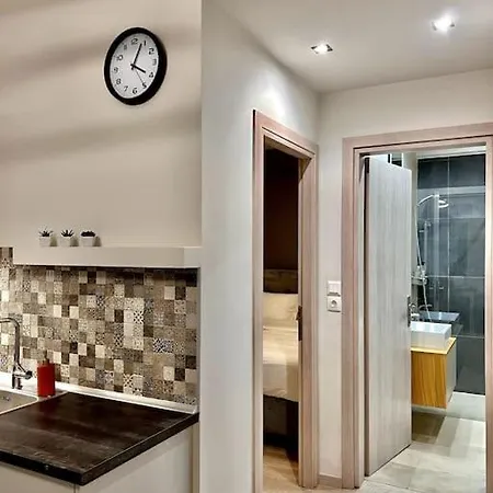Lovely 1-bedroom 2 Minutes From Beach Apartment *