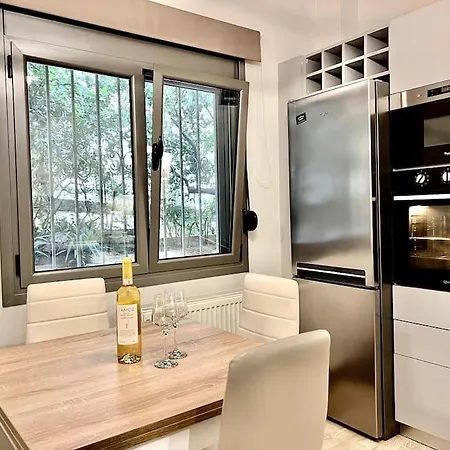 Lovely 1-bedroom 2 Minutes From Beach Apartment *