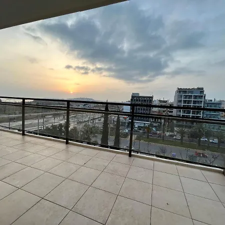 Sea View Apartment *