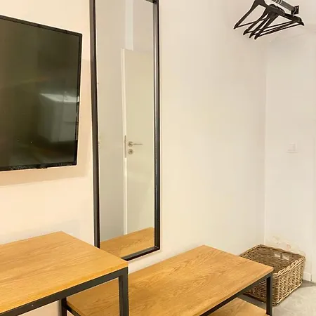 Plaka Downtown 2 Bedroom Basement *